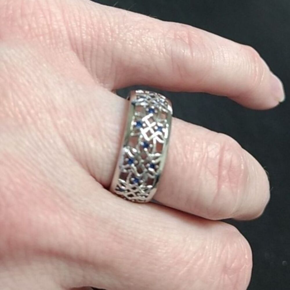 *Sale* Silver tone ring with blue rhinestones Size 6 - Picture 4 of 8